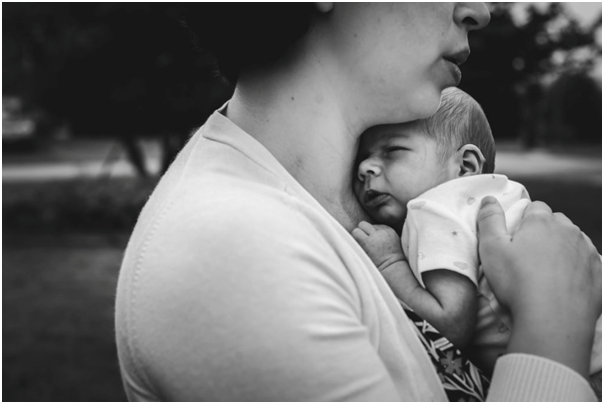 postpartum doula support helps the family transition with the new baby.